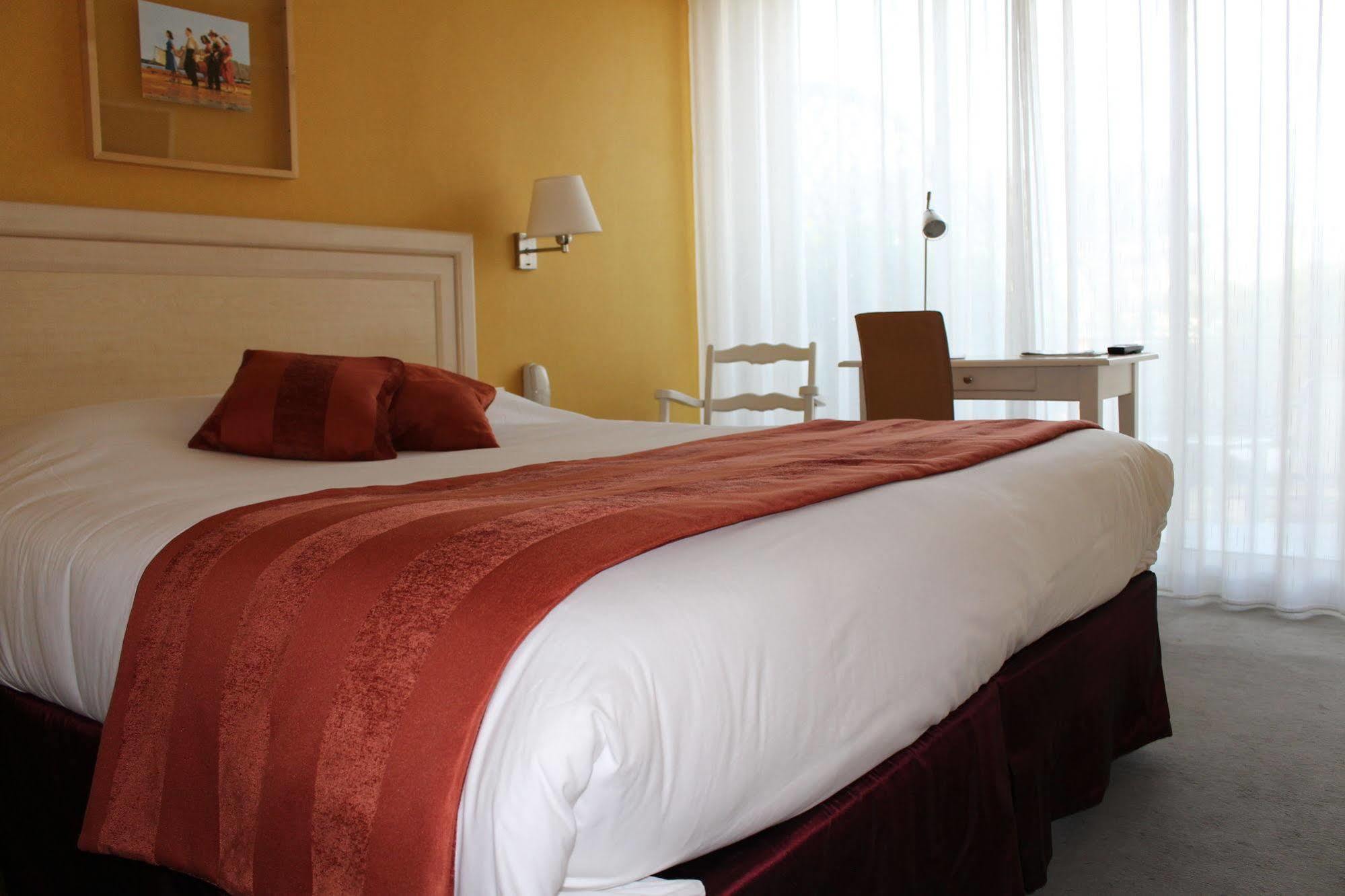 Bagnoles - Contact Hotel